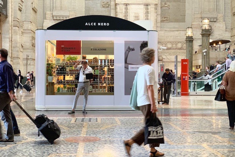  Alce Nero sbarca in stazione a Milano con un temporary